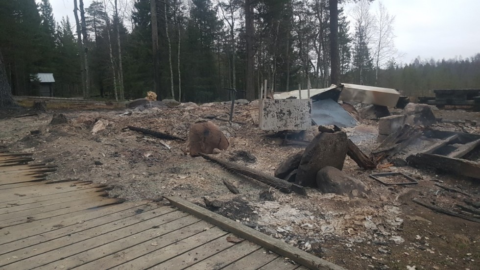 Hertsöträsk eldhärjades i december 2020 och bland annat brann den stora värmestugan ned. Nästa vecka börjar kommunen bygga upp den timring som hämtas in som ersättare.