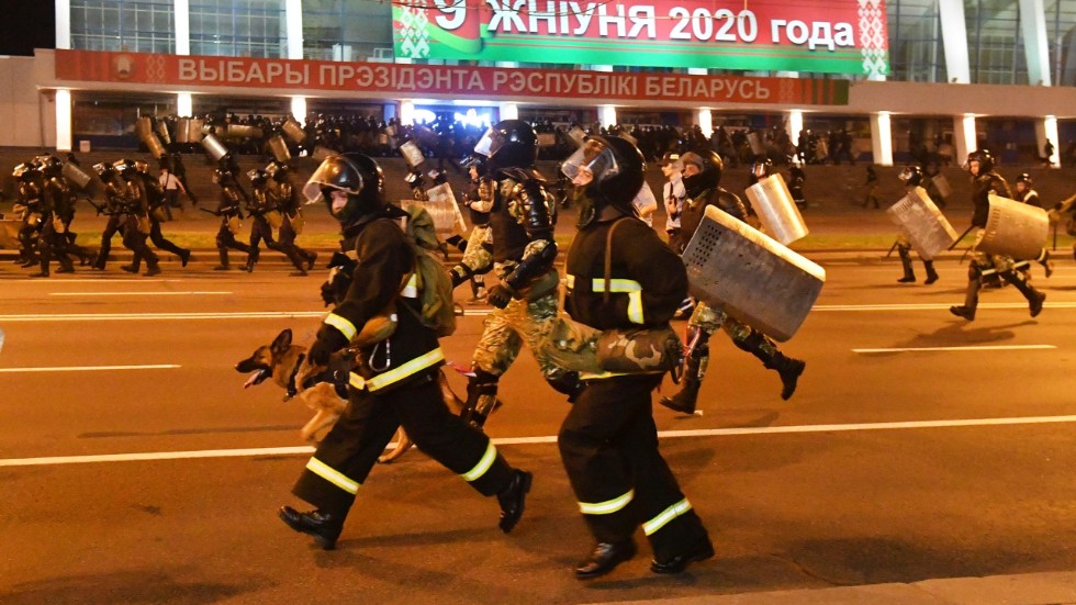 Polis i Minsk är på väg att spärra vägen för demonstranter efter att diktatorn Aleksandr Lukasjenko, som har suttit vid makten i 26 år, hade gett sig själv fem år till.