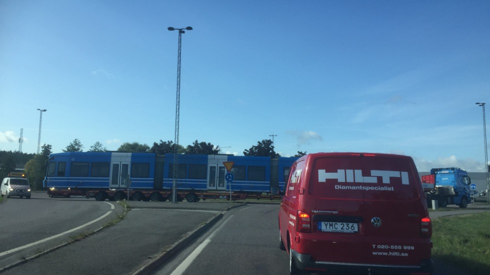 På fredagsförmiddagen rullade spårvagnen genom en av Söderledens rondeller.