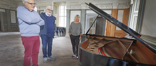 Enorma flygeln på plats i Mälsåkers slott: "Det här ska bli en snackis"