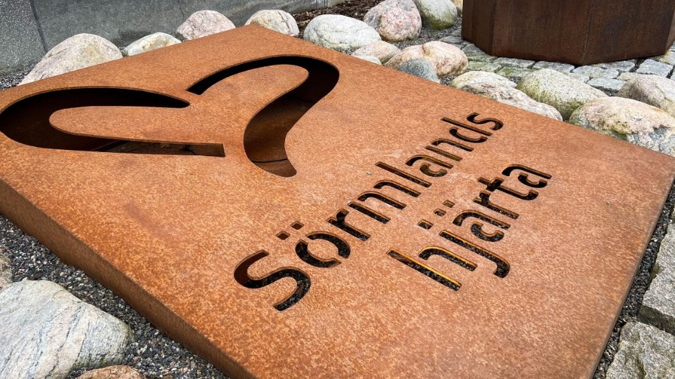 Sörmlands hjärta, proklameras det utanför stadshuset i Flen.