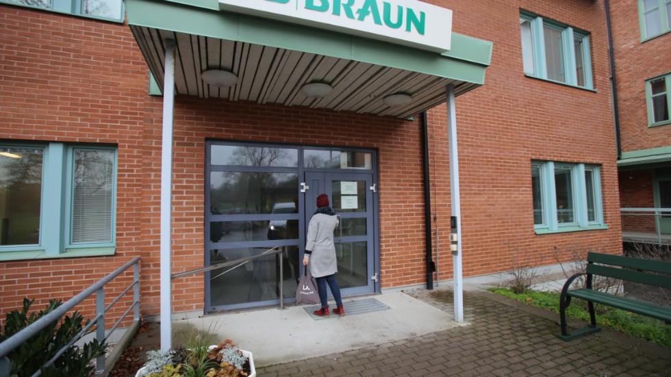 Dialysenheten vid Visby lasarett drivs av företaget B Braun i knappt ett år till.
