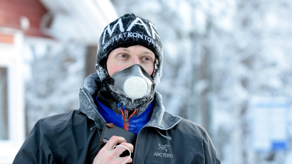 Under intevjun tog Sven Persson av sig handskarna för att svalka sig. "Jag har nog lite för mycket kläder på mig".