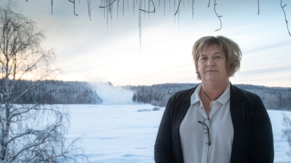 Storforsen ställer till det rejält just nu då vattnet valt en annan väg, svämmat över och nu hotar hotellet. "Vi kommer att bygga en vall för att skydda fastigheten", säger hotellchefen Lotta Berglund.