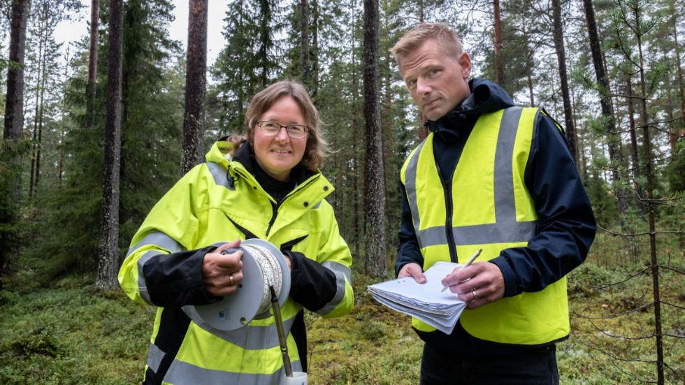 Anna Mäki och Per Rendahl mäter grundvattennivån. En av de arbetsuppgifter de har i sina jobb.