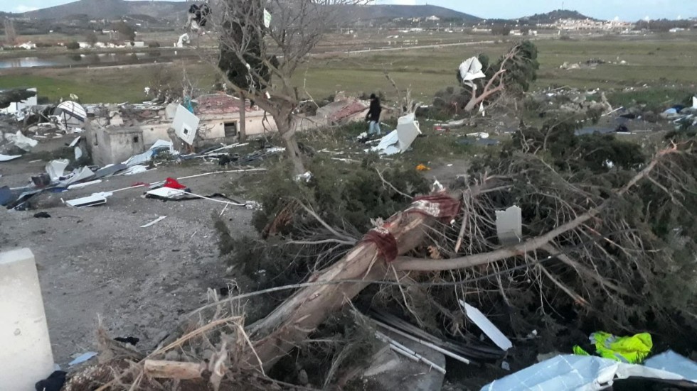 Spår efter den tornado som drog fram över kustorten Cesme i provinsen Izmir i västra Turkiet på fredagen.