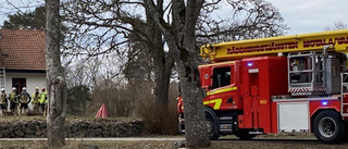 Larm om brand som blossar upp igen i villa 