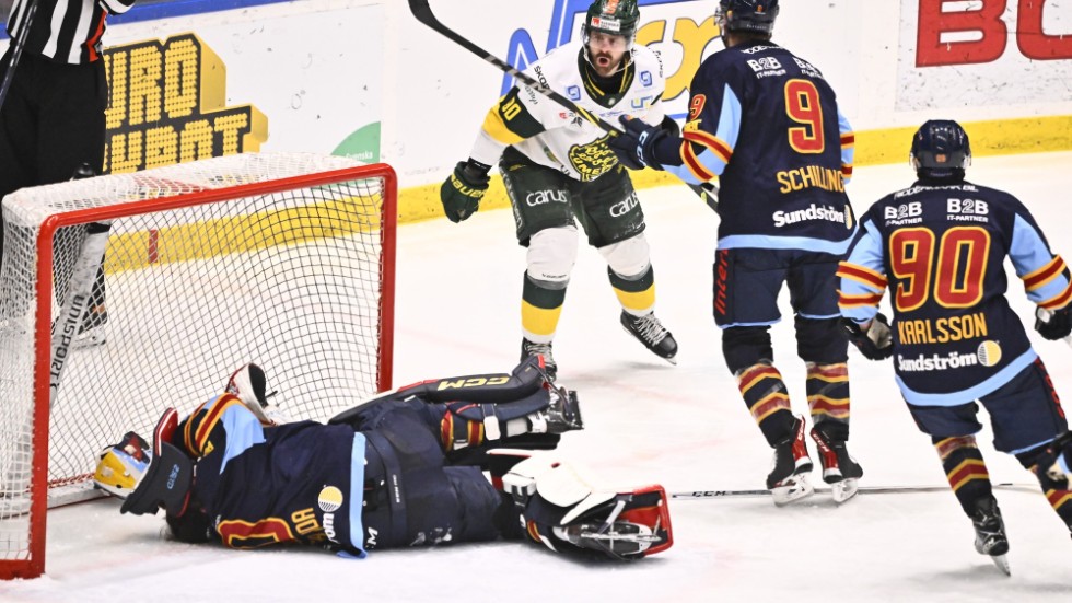 Djurgårdens målvakt Matthew Galajda ligger på isen efter att ha blivit påkörd av Björklövens Alex Hutchings i påskaftonens match.