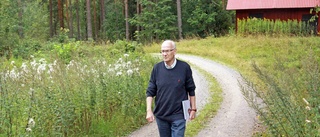 Han kröner husbygge med bok