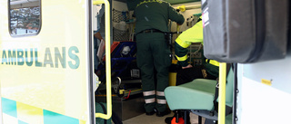 Ambulans förbereder sig nu för att hämta sjuksköterskan