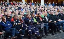 Fullsatt stadshus i mötet om kirurgin