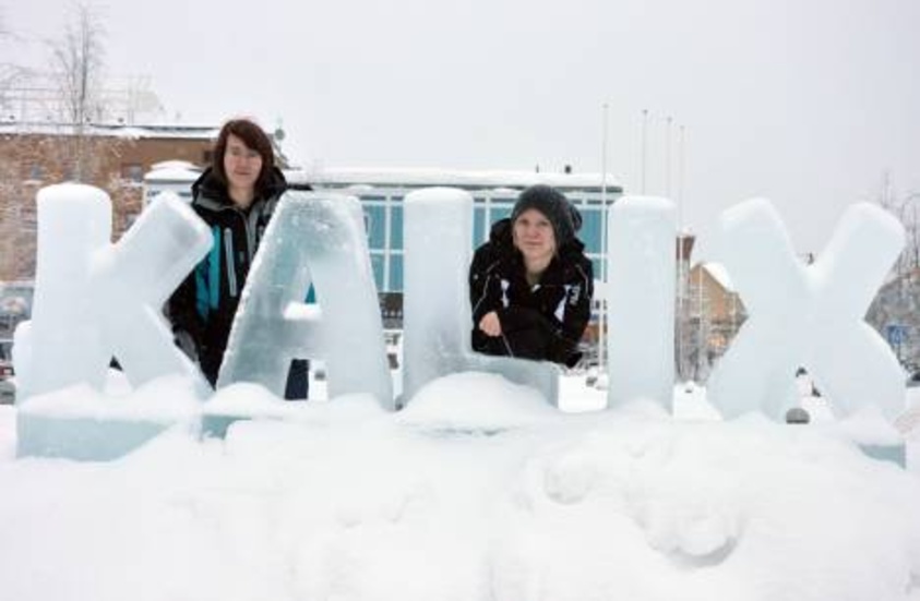 Anki Forsman och Catrin Hedlund tycker om att skulptera i is - också. Det här är väl ett fint välkomnande till Kalix?