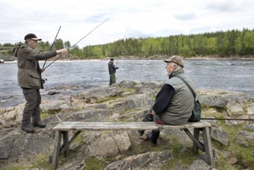 Bertil Johansson, Helge Jönsson och Sixten Larsson (sittande) i fisketagen.