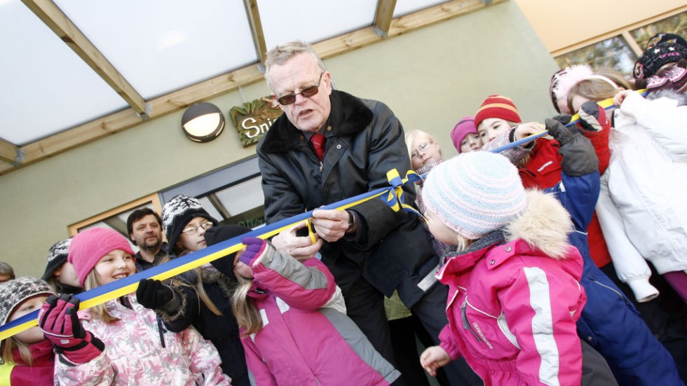 Barnen var inte nödbedda när landshövdingen uppmanade dem att hjälpa till vid invigningen. Bild: DANIEL BENNELID