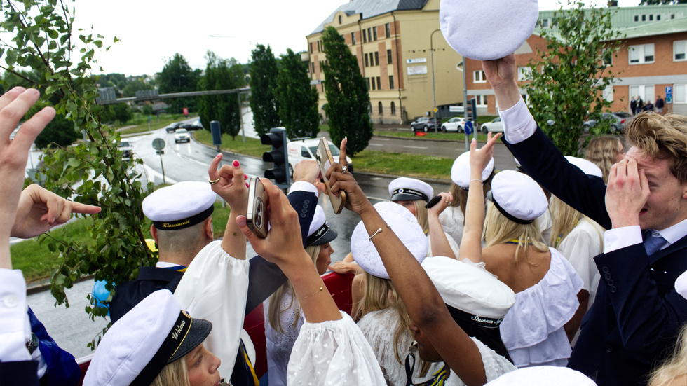 Studentveckan kan bli en regnig historia. Här firas det på Platengymnasiet i Motala.