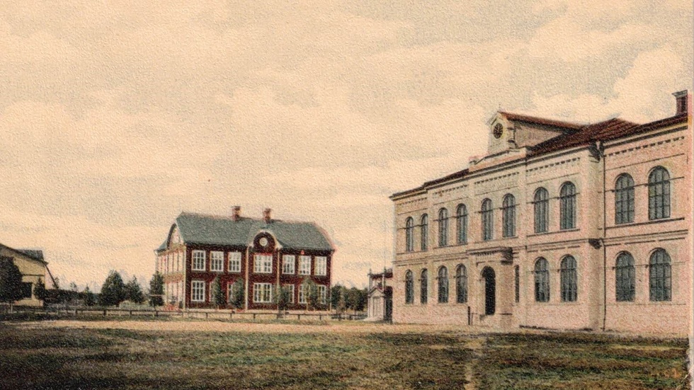1894 invigdes Piteås nya läroverksbyggnad, i dag Christinaskolan. I mitten ses nya folkskolan som invigdes samma år. Till vänster skymtar småskolan som timrades upp 1886. Mellan folkskolan och läroverket skymtar gymnastikhuset. Såväl småskolan, folkskolan som gymnastikhuset är rivet. (Arkivbild)