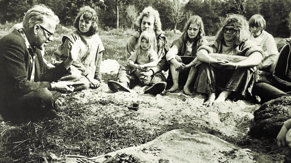 Pingsten 1975 hittade skolklassen skatten i Burs. Här Erik Nylén tillsammans med Gunnel Pettersson, PG och Cecilia Werkein, Harriet Löwenhielm och Håkan Gardell