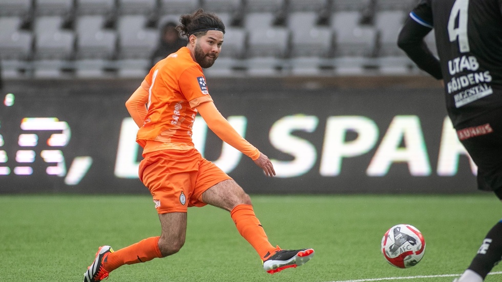 Hadi Noori och hans AFC föll tungt mot serieledaren Umeå på bortaplan under söndagen.