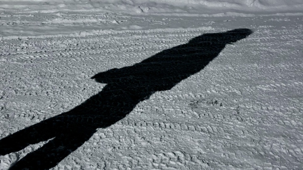 En person som går på promenad i området säger att han kände kvinnan. ”Det är förfärligt och trist”