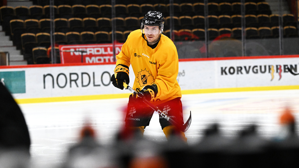 Pär Lindholm trivs i sin nya kedja, där han går center mellan unge Zeb Forsfjäll och lettländaren Martins Dzierkals.