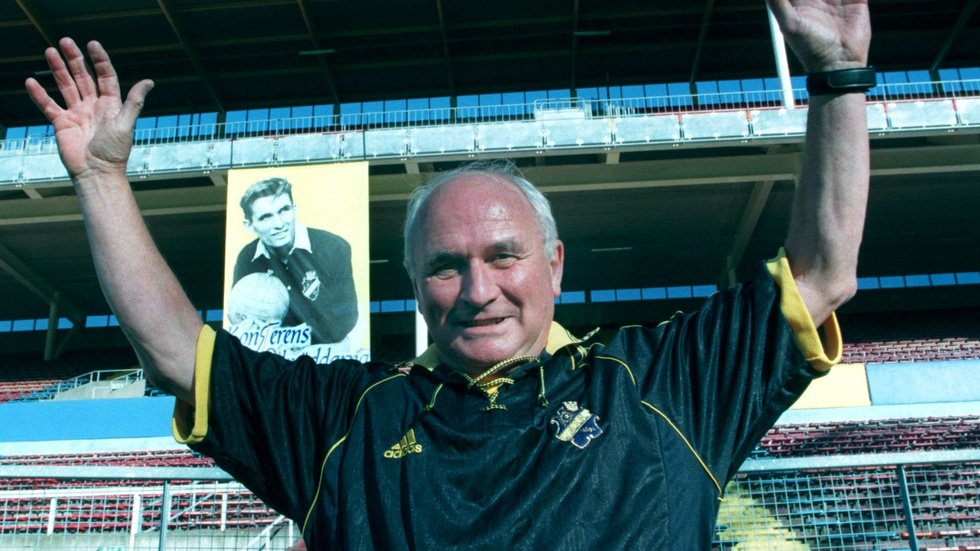 Kurt "Kurre" Hamrin, en hyllad ikon. Här en bild från allsvenskan 1998 inför matchen mellan AIK–Malmö FF. Före matchen hyllades Hamrin, och en stor bild avtäcktes på södra läktaren på en ung "Kurre".