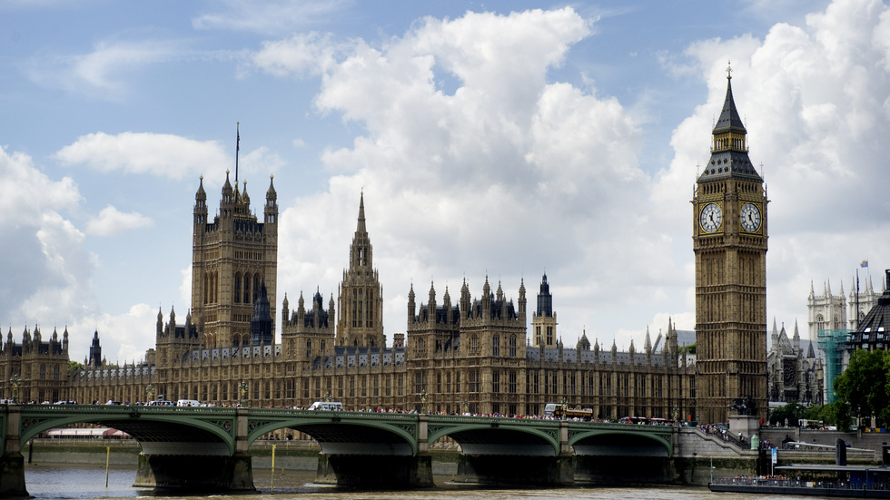 Bedragarna utgav sig för att representera en brittisk polis, åklagare och domare. En rättegång där kvinnan kunde få tillbaka sina pengar skulle hållas i London.












 


