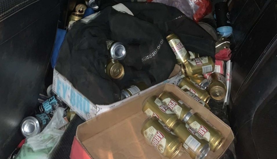 I 30-åringens bil hittades såväl tömda som oöppnade ölburkar.