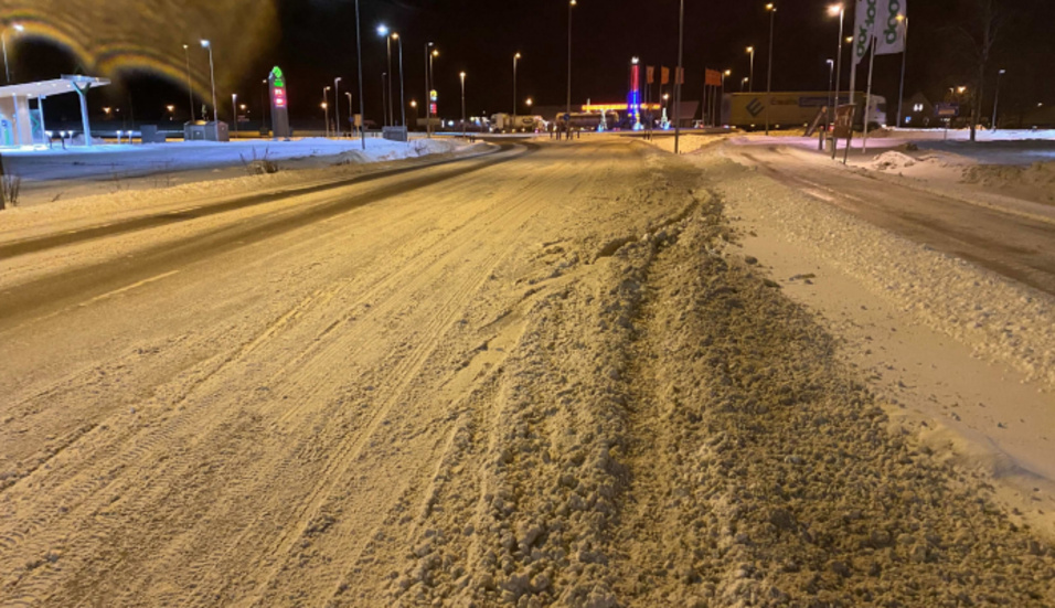 Här, på Vetlandavägen i Målilla, tvingades föraren till A-traktorn svänga höger ner i diket för att undvika en kollision. Bilden är tagen samma kväll som olyckan skedde.