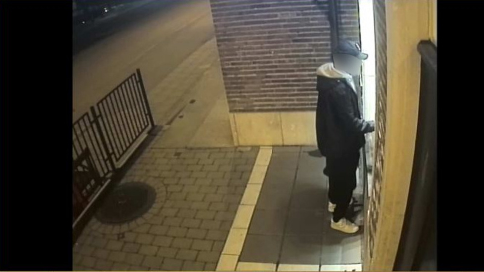 Här tar den tidigare hemtjästanställde ut pengar i bankomaten på Torggatan i Enköping. Uttaget görs med en hemtjänstkunds kort.