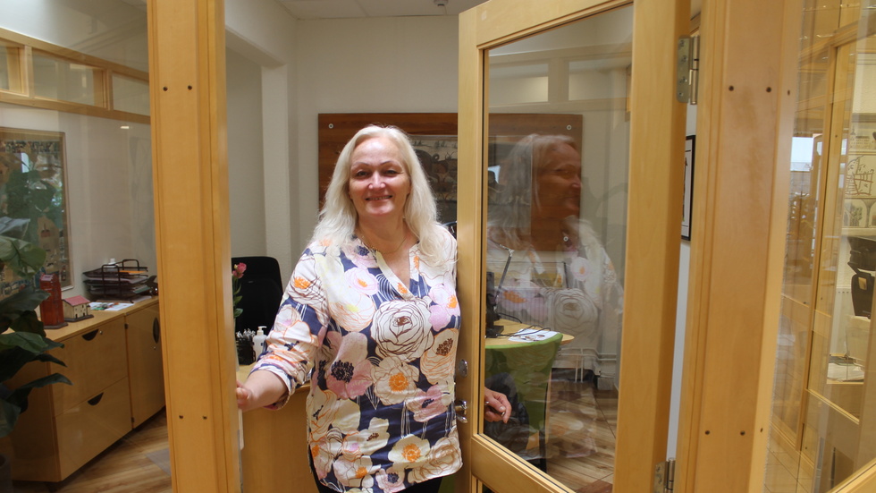 Carina Ingesson välkomnar in i sitt kontor på Vadstena Sparbank. "Jag vill sprida glädje", säger Ingesson.