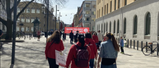 Här går förstamajtåget genom Eskilstuna