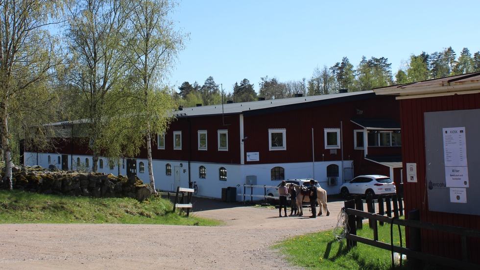 Vimmerbyortens ryttarförening har stängt sin anläggning. "Det är inte roligt alls men vi måste ta vårt ansvar. Om det skulle vara ett positivt provsvar är det bättre nu än mitt i terminen. Men vi håller tummarna för att provsvaren är negativa och att det bara rör sig om en lättare förkylning", säger verksamhetschef Victoria Nöjd.