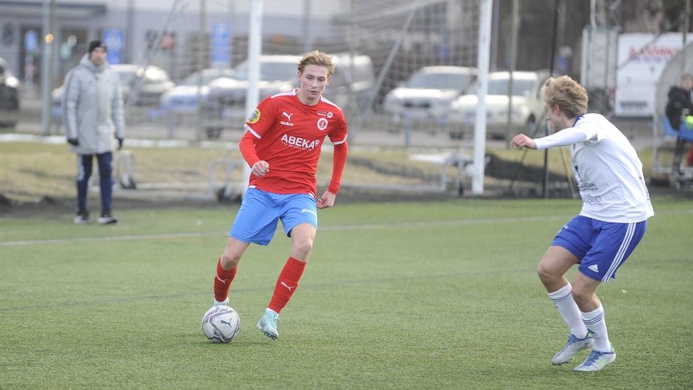 Lukas Selander utmanar i träningsmötet mot division 1-laget IFK Stocksund på försäsongen. 16-åringen belönas nu med ett A-lagskontrakt.