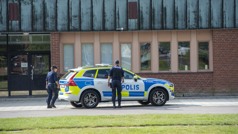 Polisen ryckte ut till Gripenskolan på måndagen efter att en elev på skolan misshandlats. Nu har två misstänkta gärningsmän anhållits.