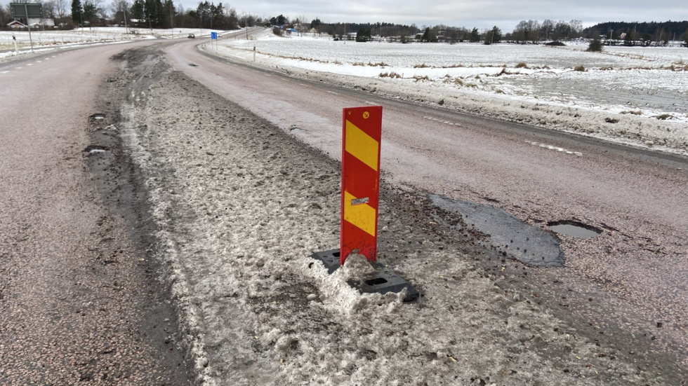Potthålen på väg 218 mellan Vagnhärad och Trosakorset mot Tullgarn är snart ett minne blott. Trafikverket lägger på ny asfalt tidigare än planerat.