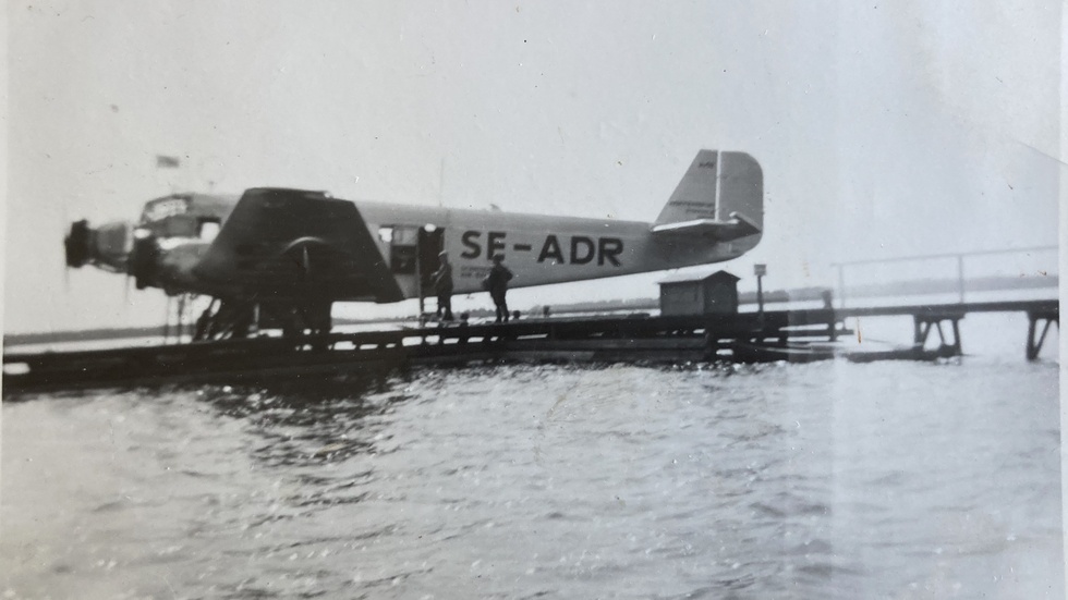 Thürings flygplan har satt ner sina pontoner i vattnet och förtöjd vid bryggan någongång i skiftet 1940-50-tal. Svagt kan strandskogen vid Tofta anas bakom planet.