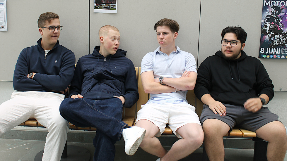 Edvin Wenell, Ossian Askling, Elvin Ovebrink och David Knutsson går bygg- och anläggningsprogrammet och är enade om att njuta och ha kul är det viktigaste på studentdagen. "Det är också viktigt att få träffa släkten och fira med dem", säger Elvin. Av dagens aktiviteter är killarna mest taggade på utspringet. 