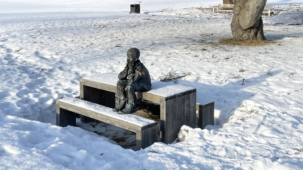 En kylig och vacker vinterdag så sitter Gzim i stadsparken i Skellefteå.