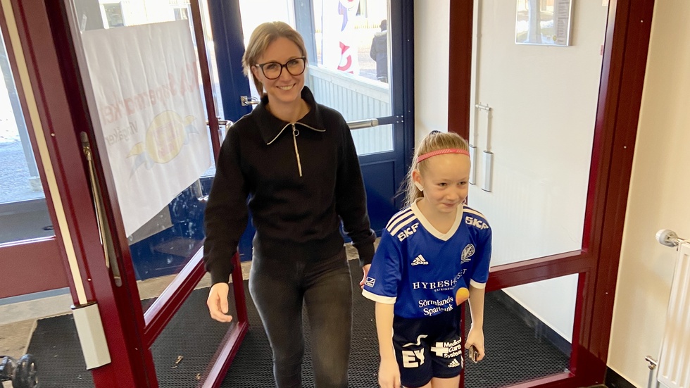 För att få familjepusslet att gå ihop är det oftast mamma Sofia Lundborg som ansvarar för att skjutsa till träning eller match. Under tiden sköter pappa Pierre markservicen. Den här lördagen har dottern Saga fotbollscup i Vingåker. 