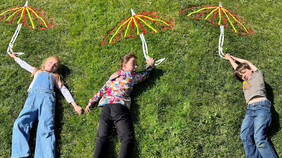 Småkonstnärer är en av Uppsala konstmuseums egen konstgrupp med barn och vuxna från Ukraina. De gör en performance under festivalen under rubriken "Hemmet inom oss". Bilden är beskuren.