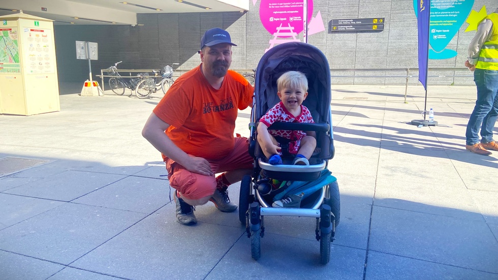 Love Forsberg Olander med 1-åriga Linus Olander är båda nyfikna på det nya stationshuset som kommer vara klart när Linus fyller 11 år.