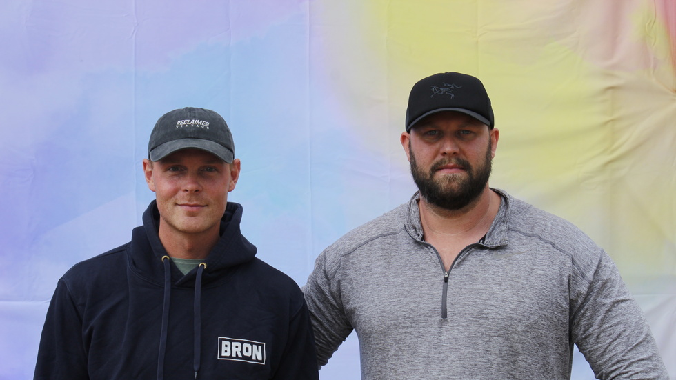 John Widerström (vänster) är med och arrangerar årets Löga beach party. Johan Andersson (höger) är dock den som har varit med och arrangerat festivalen längst.
"Han är mer Löga än någon av oss", säger John Widerström