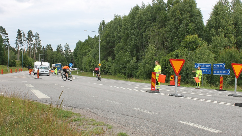 Fyra flaggvakter bytte plats med varandra en gång i halvtimmen. Tre ute i korsningen och en fick vila. 