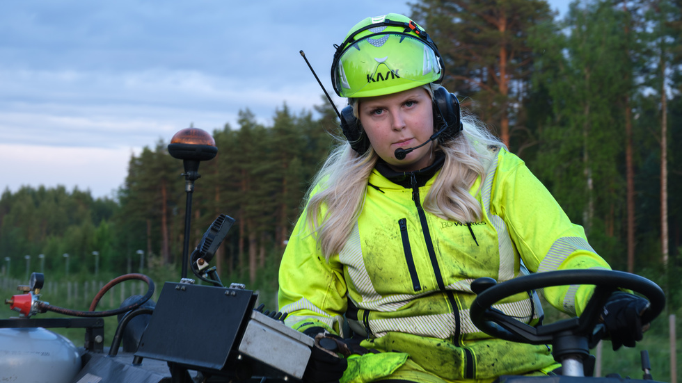 Emmelie Björnfot tyckte det såg coolt ut med att lägga asfalt. Idag kör hon flera av maskinerna när de är ute och jobbar.