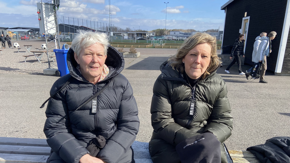 Ulrika och Ann-Marie Nore hejar på sonen och barnbarnet i Smedby