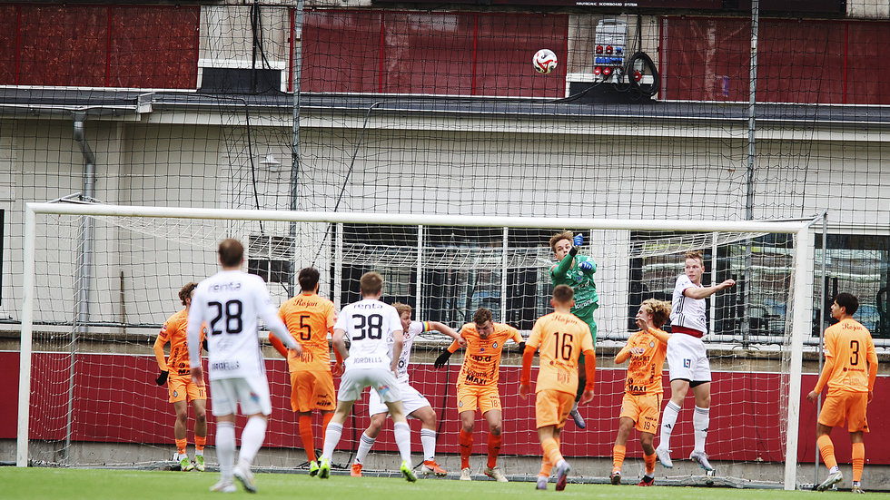 AFC Eskilstunas trupp den här säsongen har snickrats ihop av Mikael Larsson som nu lämnar klubben.