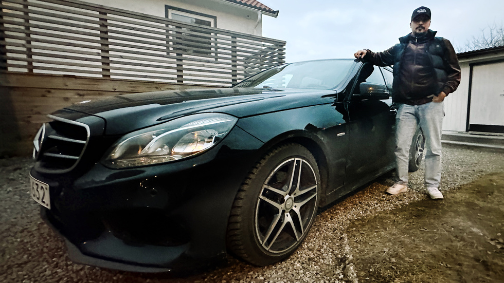 "Plötsligt dundrade det bara till i bilen, jag tänkte att nu har jag kört på något vilt, eller en vägskada. Precis innan det small såg jag snabbt bara något mörkt framför bilen", berättar Julius Jahnckes, 27, efter att ha kört ner i ett stort potthål på riksväg 55 mellan Strängnäs och Enköping.