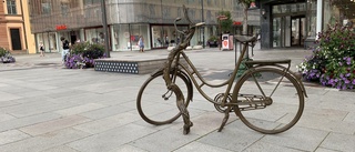 Onödigt cykelkonstverk på Stora torget