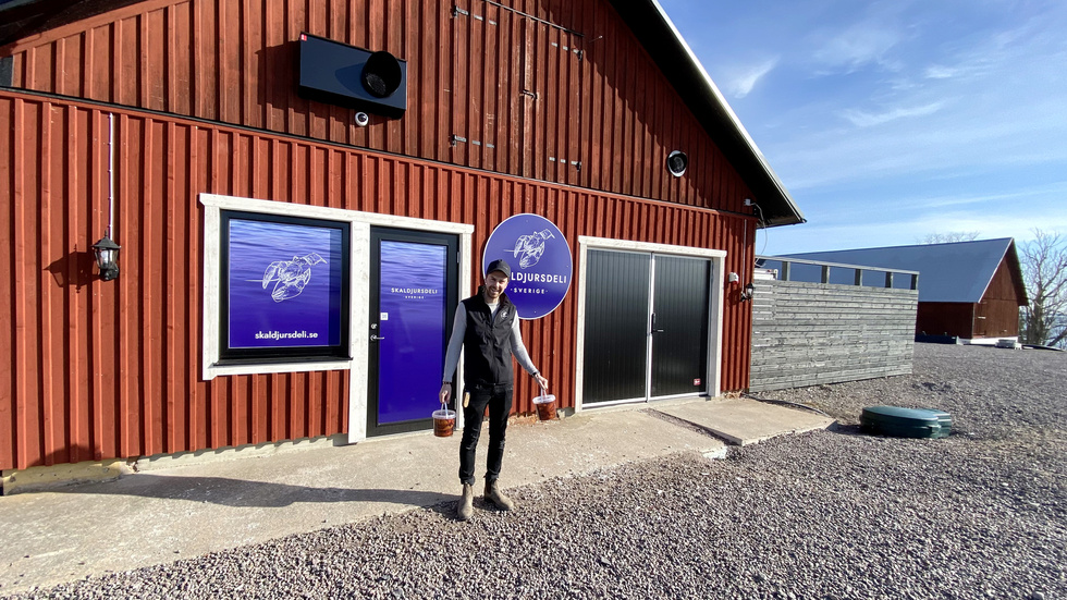 I påskas öppnade Andreas Tevell en skaldjursbutik på Karshults gård. Nu byggs verksamheten ut och redan i sommar öppnar kokeri i Motala och nya butiker i länet.
