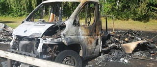 Husbil och husvagn totalförstörda i brand